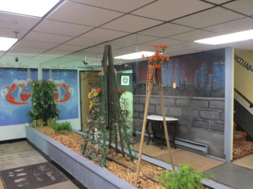 Hollywood Inn & Suites Гарні Екстер'єр фото