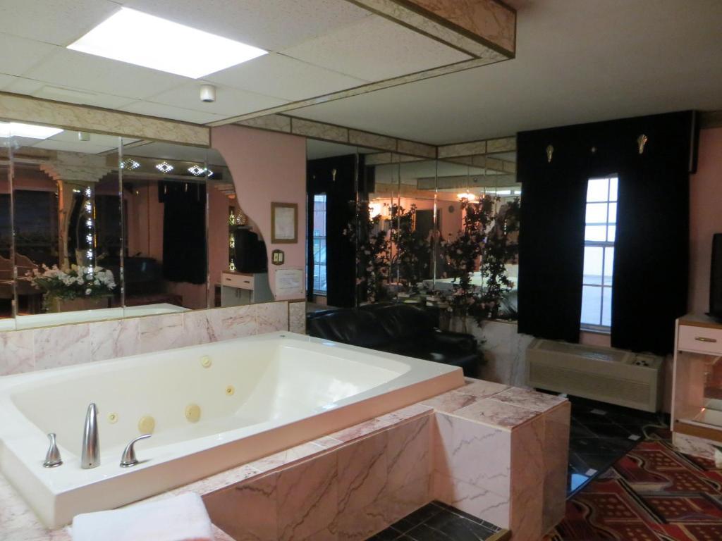 Hollywood Inn & Suites Гарні Номер фото