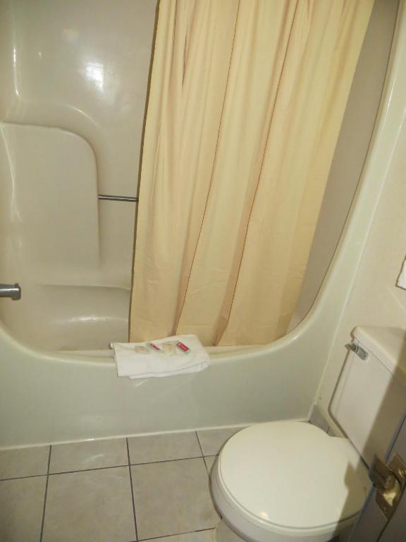 Hollywood Inn & Suites Гарні Екстер'єр фото