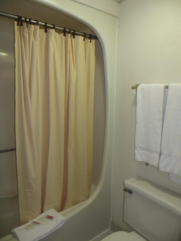 Hollywood Inn & Suites Гарні Екстер'єр фото