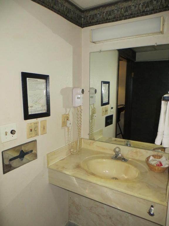 Hollywood Inn & Suites Гарні Екстер'єр фото